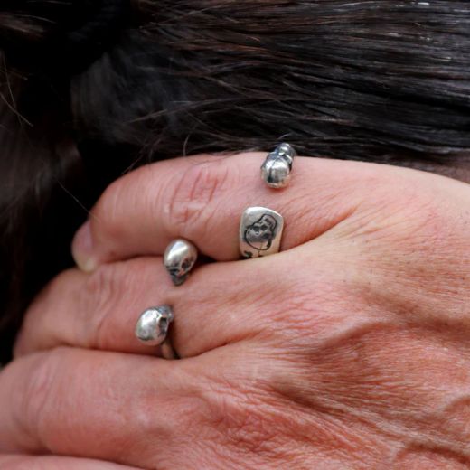 SR025X Anillo unisex PLATA DE PALO Yomi de dos calaveras en plata de ley