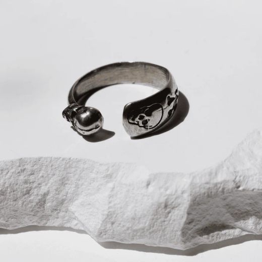 SR025X Anillo unisex PLATA DE PALO Yomi de dos calaveras en plata de ley