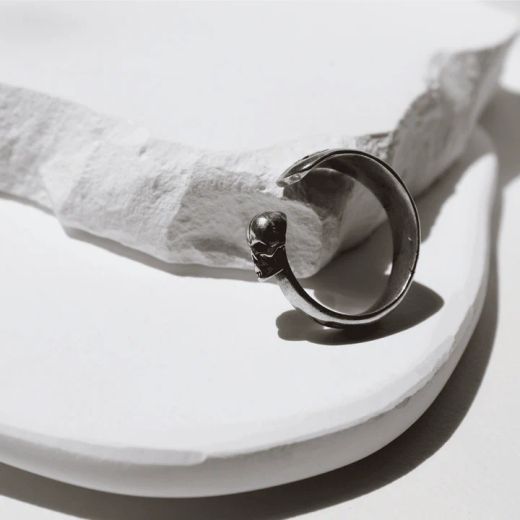 SR025X Anillo unisex PLATA DE PALO Yomi de dos calaveras en plata de ley