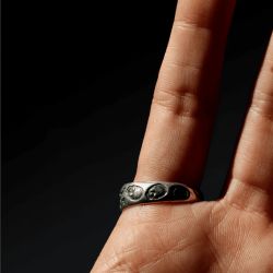 SR025X Anillo unisex PLATA DE PALO Yomi de dos calaveras en plata de ley