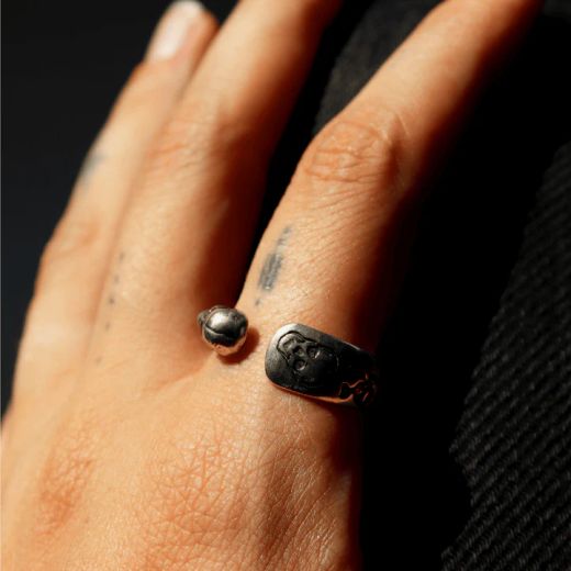 SR025X Anillo unisex PLATA DE PALO Yomi de dos calaveras en plata de ley