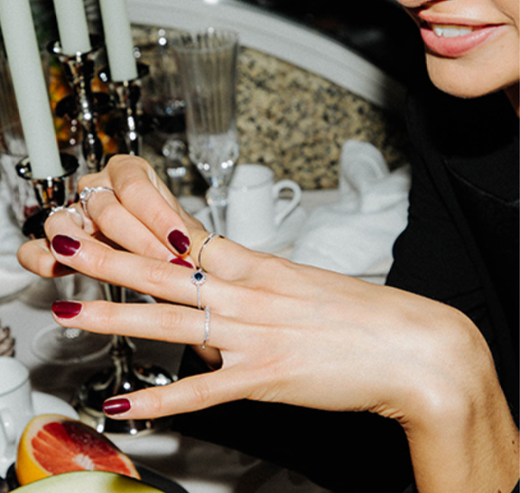 Anillo mujer elegante de oro 18k con rosetón de esmeralda y diamantes