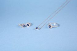 Anillo mujer elegante de oro 18k con rosetón de esmeralda y diamantes