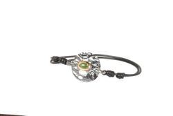 BRU1847p Pulsera la bruixeta de plata rugosa ennegrecida con goma elástica