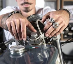 CAB78A Pulsera unisex Plata de Palo de plata, ónix mate y dos calaveras