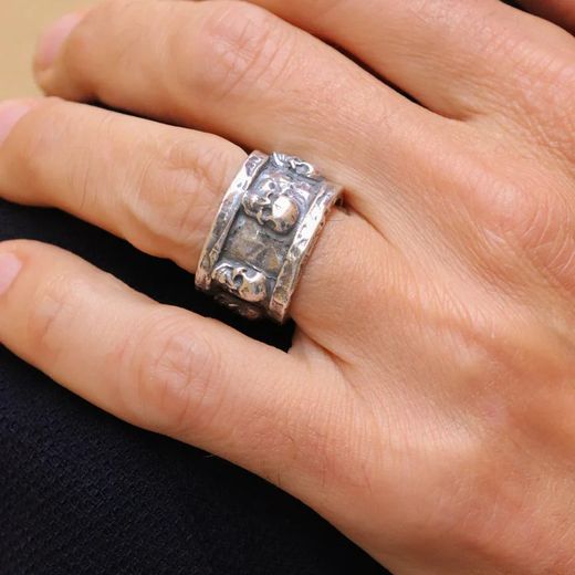 CAR22A Anillo Plata de Palo ancho de plata con calaveras