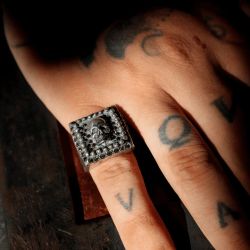 CAR5 Anillo plata estilo sello con calavera