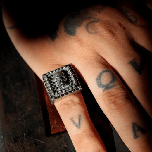 CAR5 Anillo plata estilo sello con calavera