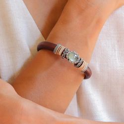 CB135E Pulsera Plata de Palo mujer en cuero, plata, bronce y piedra prehnita ovalada