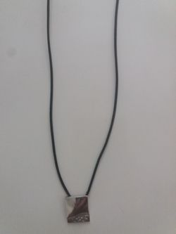 Colgante Daniel Vior discreto en plata 925 y cuero