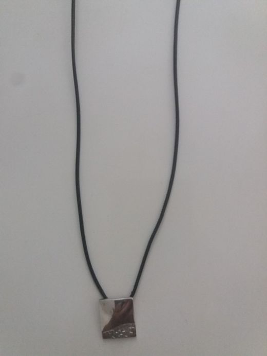 Colgante Daniel Vior discreto en plata 925 y cuero
