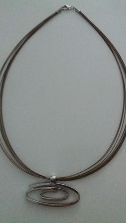 Colgante de plata maciza de ley en forma de espiral