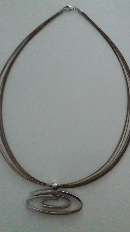 Colgante de plata maciza de ley en forma de espiral