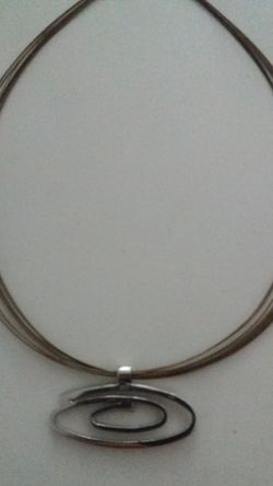 Colgante de plata maciza de ley en forma de espiral