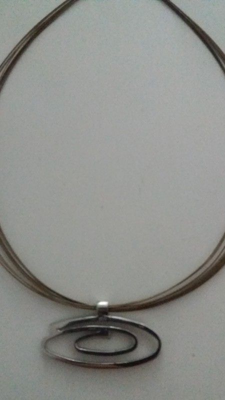 Colgante de plata maciza de ley en forma de espiral