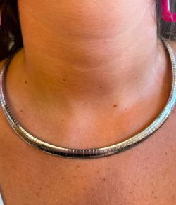 Collar macizo semirrígido de mujer en oro de 18 Kilates, una pieza elegante y extremada
