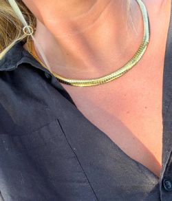 Collar macizo semirrígido de mujer en oro de 18 Kilates, una pieza elegante y extremada