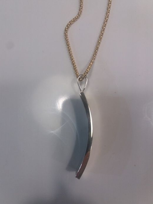 Colgante macizo en plata de ley y cadena chapada en oro