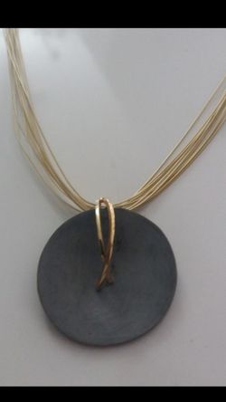 Colgante circular de plata envejecida y dos barras chapadas en oro