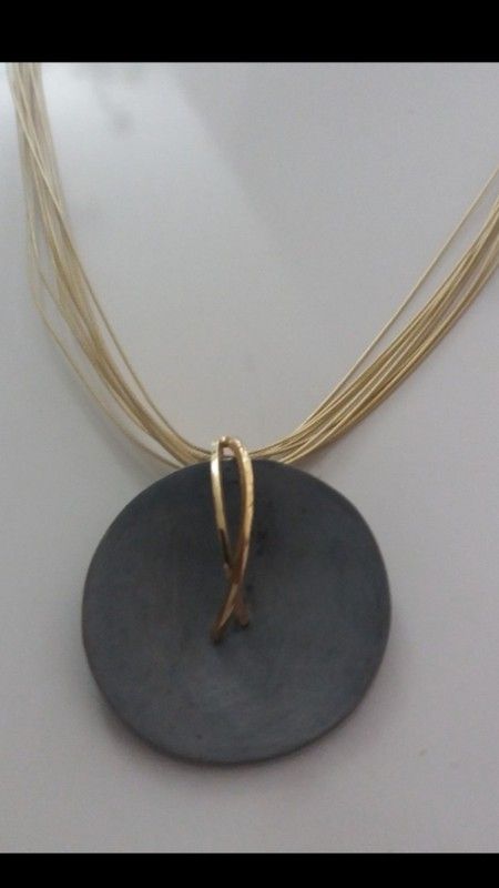 Colgante circular de plata envejecida y dos barras chapadas en oro
