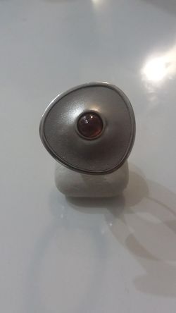 Colgante Daniel Vior plata matizada y brillo con piedra Granate