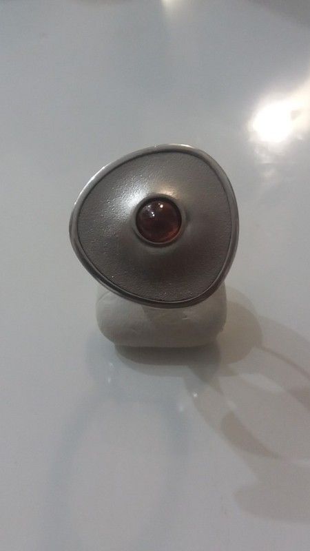 Colgante Daniel Vior plata matizada y brillo con piedra Granate