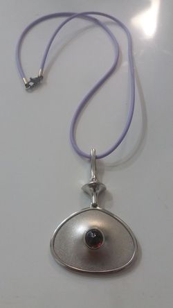 Colgante Daniel Vior plata matizada y brillo con piedra Granate