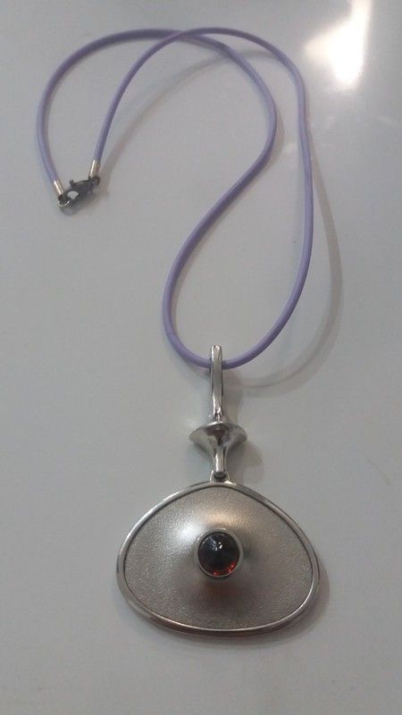 Colgante Daniel Vior plata matizada y brillo con piedra Granate