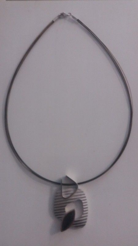 Colgante de plata maciza matizada y Ónix natural
