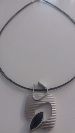 Colgante de plata maciza matizada y Ónix natural
