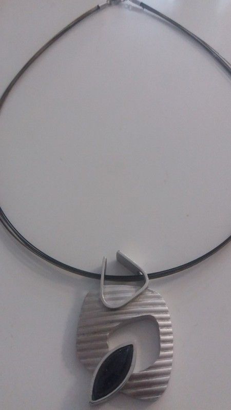 Colgante de plata maciza matizada y Ónix natural