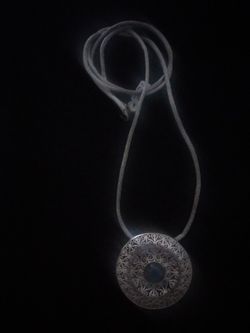 Colgante en plata, seda natural con Cianita y bisel de oro