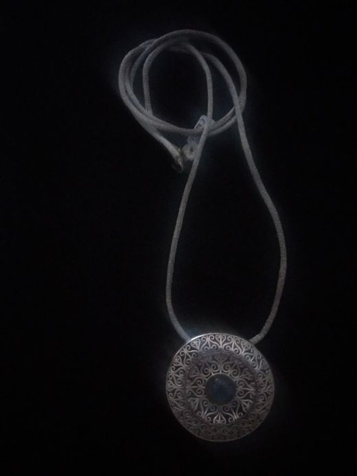 Colgante en plata, seda natural con Cianita y bisel de oro