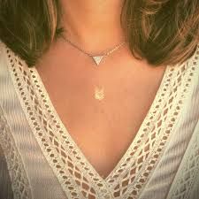 Colgante oro blanco de 18K en forma de triángulo montado con circonitas engastadas