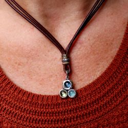 WN251X Collar Plata de Palo en cuero de mujer modelo Kaiko centro de plata 925 con aguamarina, verde y olivina