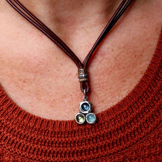 WN251X Collar Plata de Palo en cuero de mujer modelo Kaiko centro de plata 925 con aguamarina, verde y olivina