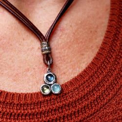 WN251X Collar Plata de Palo en cuero de mujer modelo Kaiko centro de plata 925 con aguamarina, verde y olivina