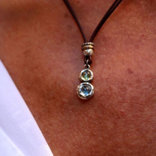 WN252X Collar Plata de Palo de cuero mujer Shinkai centro de plata 925 con aguamarina y olivina