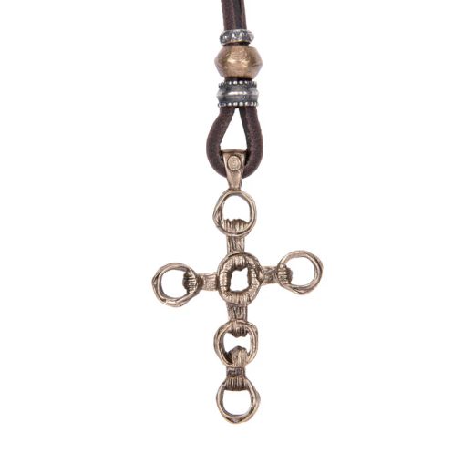 MN027X Collar Plata de Palo de hombre modelo Kagehana de cuero con cruz de bronce