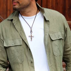 MN027X Collar Plata de Palo de hombre modelo Kagehana de cuero con cruz de bronce