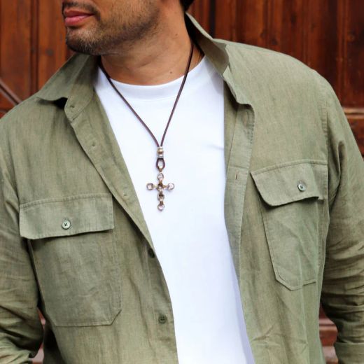 MN027X Collar Plata de Palo de hombre modelo Kagehana de cuero con cruz de bronce