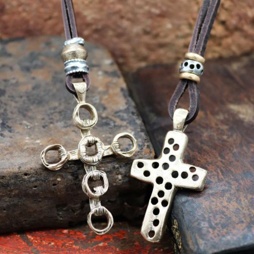 MN027X Collar Plata de Palo de hombre modelo Kagehana de cuero con cruz de bronce