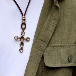 MN027X Collar Plata de Palo de hombre modelo Kagehana de cuero con cruz de bronce