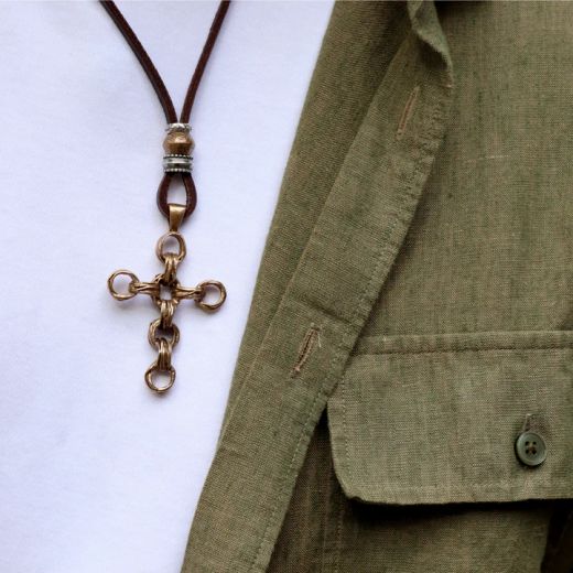 MN027X Collar Plata de Palo de hombre modelo Kagehana de cuero con cruz de bronce