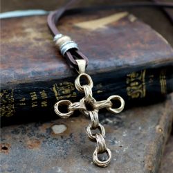 MN027X Collar Plata de Palo de hombre modelo Kagehana de cuero con cruz de bronce