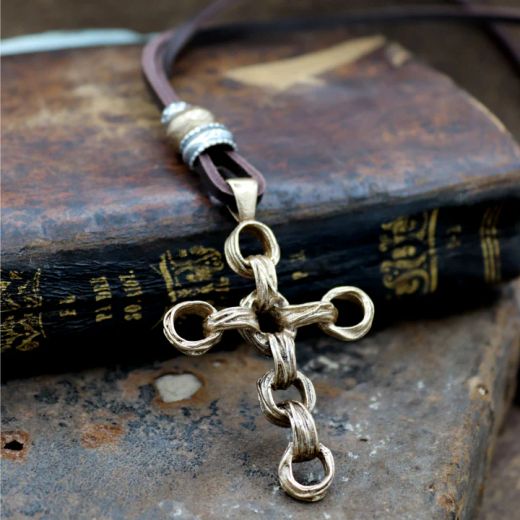 MN027X Collar Plata de Palo de hombre modelo Kagehana de cuero con cruz de bronce