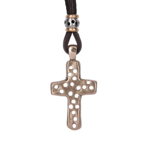 MN028X Collar Plata de Palo de hombre colección Kurai Yoru de cuero con cruz de bronce