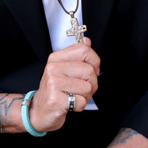 MN028X Collar Plata de Palo de hombre colección Kurai Yoru de cuero con cruz de bronce