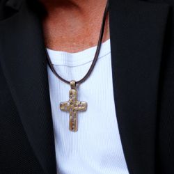 MN028X Collar Plata de Palo de hombre colección Kurai Yoru de cuero con cruz de bronce