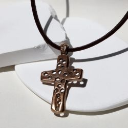 MN028X Collar Plata de Palo de hombre colección Kurai Yoru de cuero con cruz de bronce